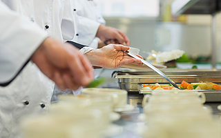 老鄉雞靠“自黑”上熱搜，但創始人束從軒被證監會盯上了