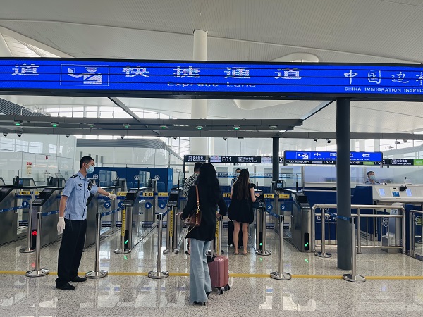 宁波机场快捷通关恢复春秋航空旅客首批体验
