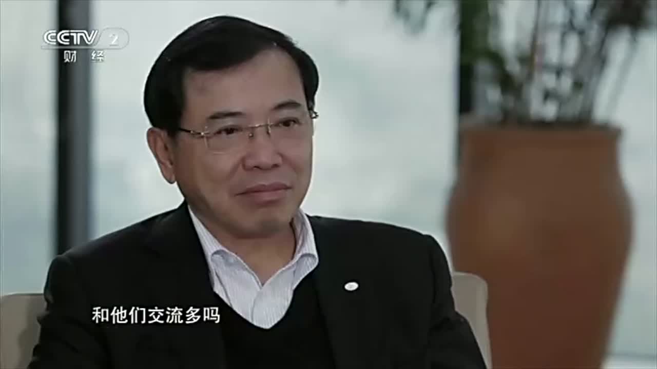 李东升和年轻企业家交流，不敢以前辈自居，说自己更多的是学习