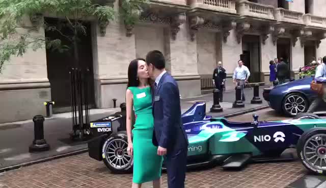 蔚来上市　李斌亲吻妻子庆祝